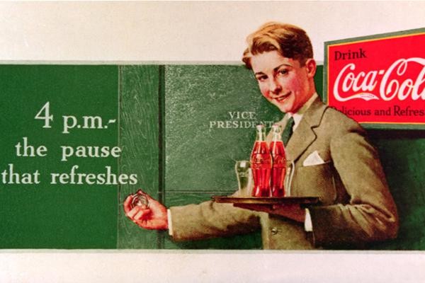 "The pause that refreshes" (Điểm dừng hứng khởi), Hãng Coca-Cola, năm 1929. Hình ảnh một nhân viên trẻ đang mang hai chai Coca vào phòng cho ông chủ, bên cạnh slogan đầy ý nghĩa “The pause that refreshes” - chừng đó thôi cũng đủ để chiến dịch này đứng vị trí thứ 3 trong 100 quảng cáo hay nhất thế kỷ. Đây là 1 trong 6 tác phẩm hiếm hoi mà nghệ sĩ lừng danh Norman Rockwell tạo dựng theo đơn đặt hàng của Coca-Cola.